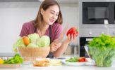 Chuyên gia dinh dưỡng chỉ cách tối ưu hóa chế độ ăn uống thời kỳ mãn kinh