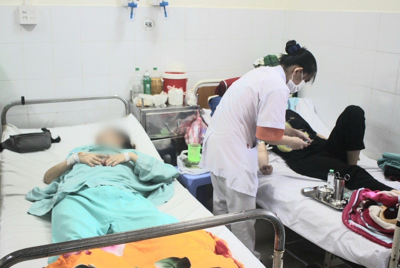Bộ Y tế vào cuộc vụ nghi ngộ độc thực phẩm khiến 222 người phải nhập viện sau ăn cơm gà ở Nha Trang- Ảnh 1.