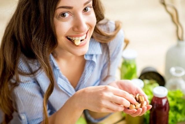 Chỉ ăn hạt thay bữa chính để giảm cân: Cẩn thận nguy cơ béo phì- Ảnh 2.
