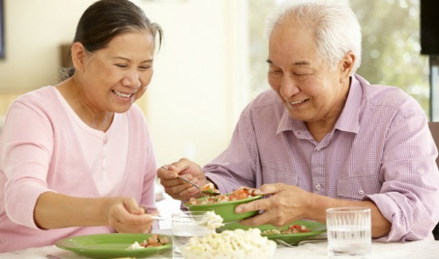 Thói quen ăn sáng giúp người cao tuổi kéo dài tuổi thọ - Ảnh 1.